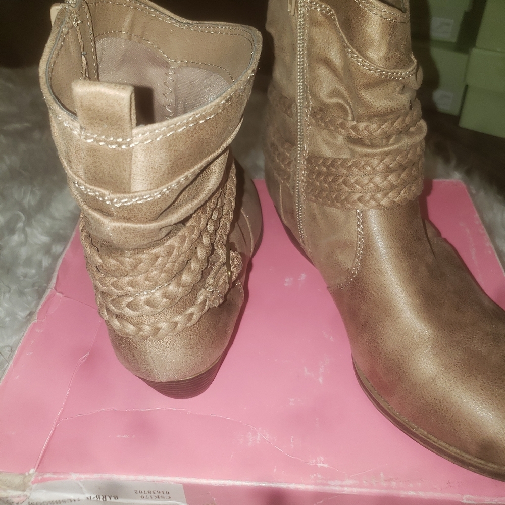 Boots - Picture 3 of 3